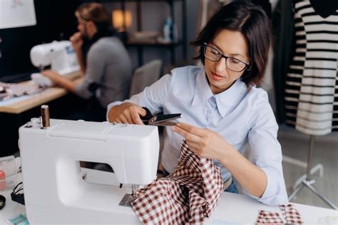 Costurera Trabajando En M Quina De Coser Foto Premium