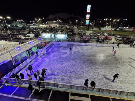 FOTO VIDEO Patinoarul uriaș de la mall ul din Satu Mare s a deschis