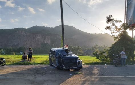 Mobil Pajero Sport Tabrak Tiang Baliho Di Lampisang