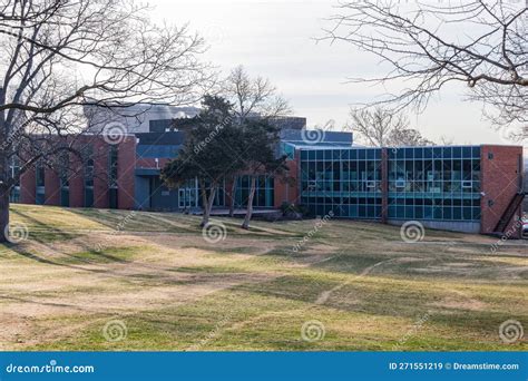 Sunny View of the Campus of Kansas City Art Institute Editorial Stock Image - Image of cloudy ...