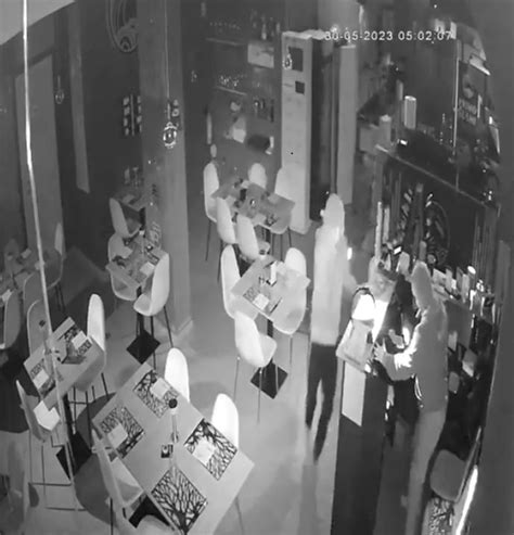 Guarda Il Video Aversa Raid Notturno Nel Ristorante Banditi In