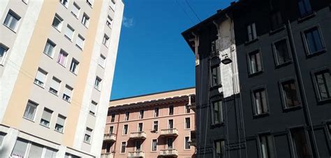 Milano Palazzo Dipinto Di Nero Il Quartiere Si Ribella Foto