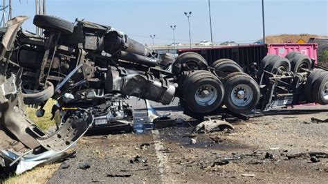 Como De Pel Cula Tr Iler Cae Sobre Camioneta La Destruye Y El