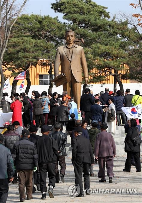 기차역·도서관 앞에 ‘박정희 동상 세운다시민단체 반발에도 대구서 통과 매일경제