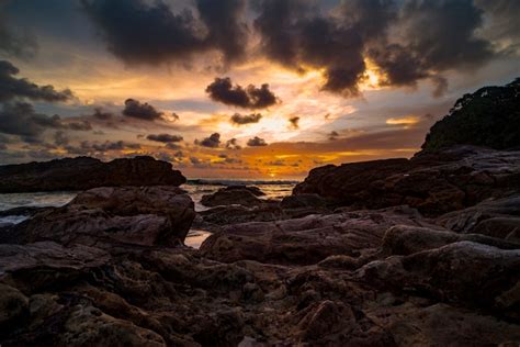 Puesta del sol dramática de hdr sobre la playa del mar en las islas del