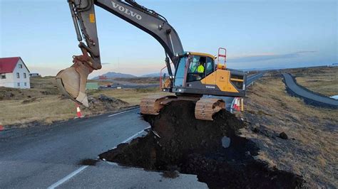 Iceland Officials Say ‘high’ Volcanic Eruption Possibility As Hundreds Of Earthquakes Hit Region