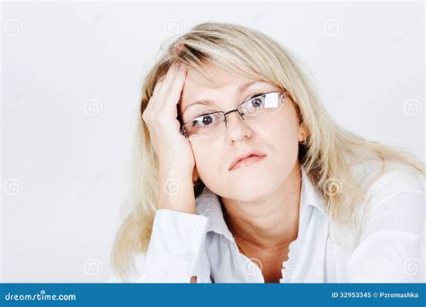 Vermoeid Van Aantrekkelijke Jonge Blonde Vrouw In Glazen Stock Afbeelding Image Of Volwassen