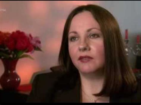 Escritora criada por casal gay relata dor e constrangimento e se diz contra a adoção