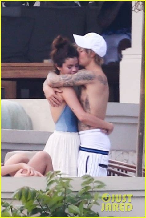 Photo Justin Bieber Selena Gomez Mexico Pda Photos 03 Photo 4037639 Just Jared