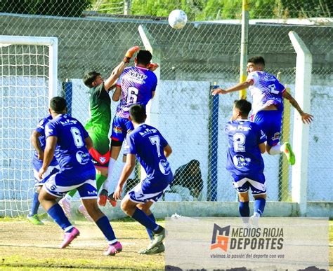 F Tbol V Lez Gole A Uni N Y Sigue Al Acecho De San Vicente