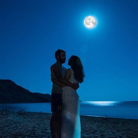 Steal A Kiss Under The Moonlight Tonight Moonlight Romantic Dating