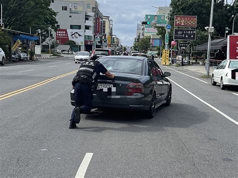 路中拋錨險象生 八掌警及時援助解圍 蕃新聞