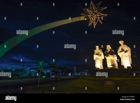 Vista Nocturna Del Monumento De A Os De Portico Tambi N Conocido