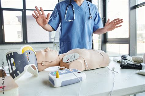 Foto De Cropped View Of Healthcare Worker In Blue Uniform Gesturing