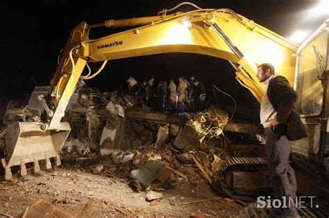 Galerija Potres v Turčiji naj bi terjal več kot 1000 življenj foto