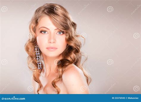 Belle Verticale De Fille Avec Le Cheveu Blond Image Stock Image Du