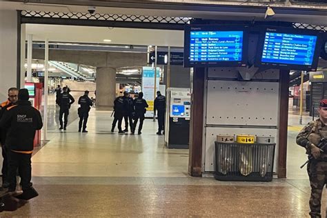 SNCF la gare Lyon Part Dieu bondée de monde évacuée en urgence ce