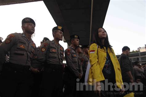 Foto Pengamanan Aksi Unjuk Rasa Mahasiswa Di Halte Csw Asean