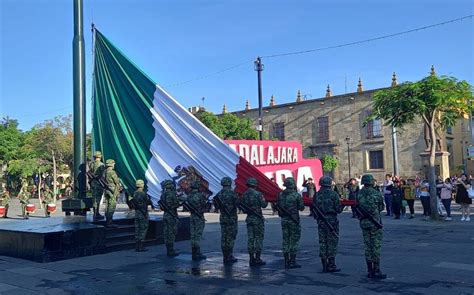 En Guadalajara Realizan Izamiento De La Bandera Monumental Telediario