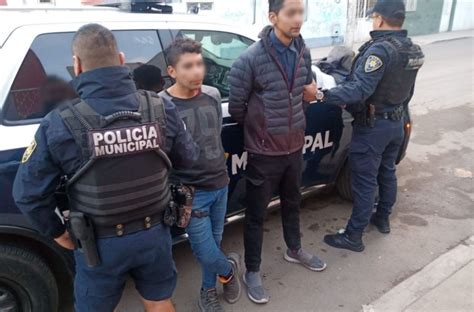 Detiene a dos personas por robo a tienda de conveniencia Códice