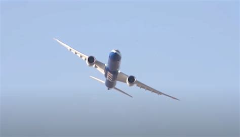 Huge Boeing 777x Takes Off Almost Vertically During Stunning Demo In