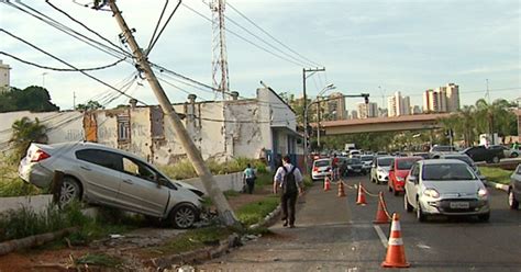 G1 Motorista derruba poste e trânsito fica lento em avenida de