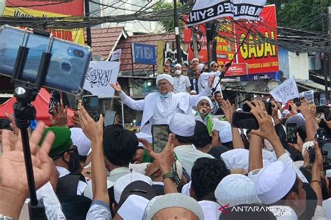 Rizieq Shihab Disambut Meriah Para Pengikut Di Kediamannya Antara News