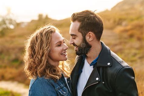 Imagem De Belo Casal Namorando E Caminhando Juntos No Campo Imagem De