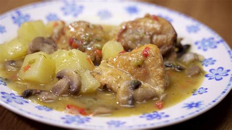 Pollo Guisado Con Champiñones Y Patatas Cocina Casera Y Facil