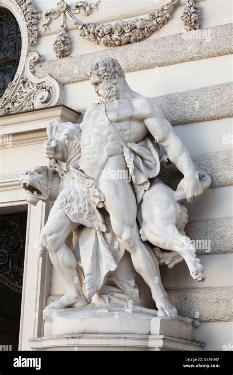 Héraclès Capturant Les Cerberus Statue Par Le Sculpteur Tchèque