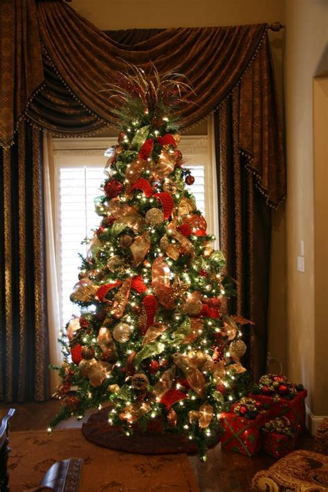 20 Traditionally Decorated Christmas Trees DECOOMO Traditional