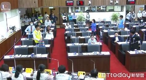 台南議員李中岑帶女兒進議場 竟遭嘲諷：要算兩票嗎？ Ettoday政治新聞 Ettoday新聞雲