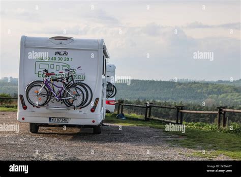 Les camping cars sont vus au point de vue de Czubatka au désert de