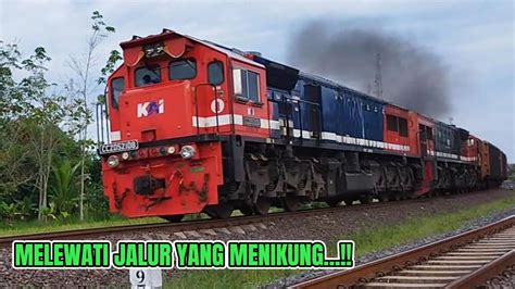 LOKOMOTIF CC 205 MENARIK KERETA API BABARANJANG MELEWATI JALUR YANG