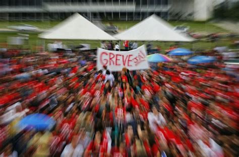 Servidores grevistas serão monitorados e terão desconto salarial