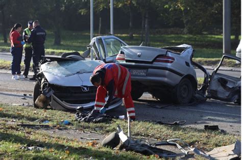 Foto Od Siline Udara Automobil Se Prepolovio Dvije Osobe Poginule