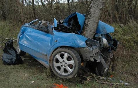 La voiture percute un arbre quatre jeunes grièvement blessés