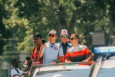 Ribuan Warga Mataram Turun Ke Jalan Meriahkan Parade Motogp