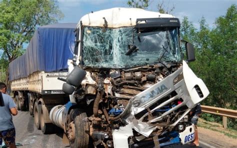 Carreta Fica Destru Da Em Acidente Na Br De Cuiab E Motorista Sai