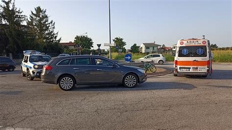 In Bici Contro Un Auto Ciclista Finisce In Ospedale