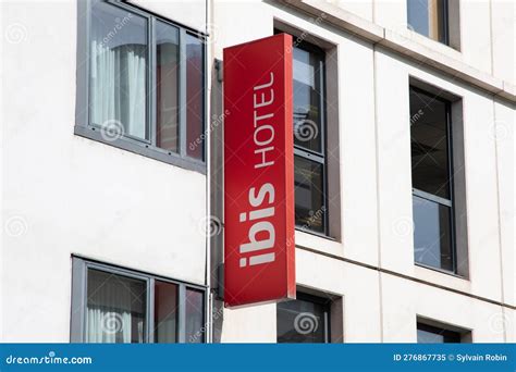 La Marca Del Hotel Ibis Y El Logotipo Rojo En La Entrada Del Edificio