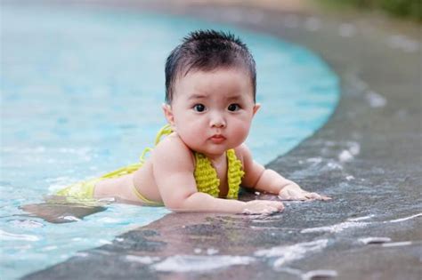 Con gái Khánh Thi diện bikini cực yêu biểu cảm khi bơi cùng chị gái