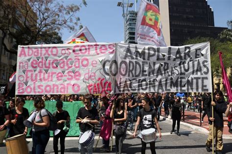 Cidades tem atos contra cortes na educação população não atende