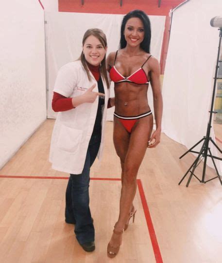4 Hot Sexy Ely Recinos Bikini Pics