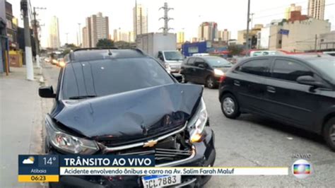 Vídeo Carro e ônibus batem na Avenida Salim Farah Maluf Bom dia SP G1