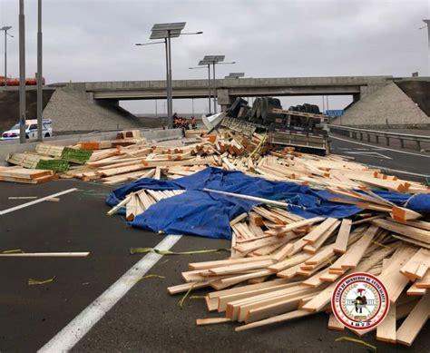 Cami N Que Trasladaba Importante Cantidad De Vigas De Madera Volc En