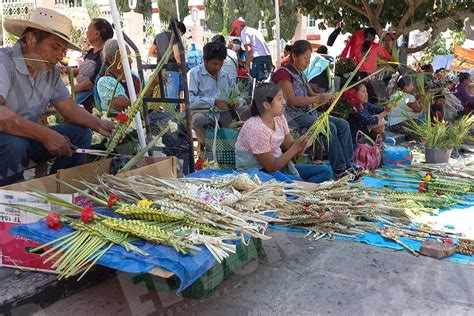 Acuden Artesanos Al Centro De Chilapa Para Vender Sus Figuras De Palma