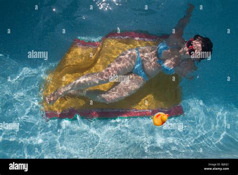 Fille en bikini jaune au bord de la piscine Banque de photographies et dimages à haute