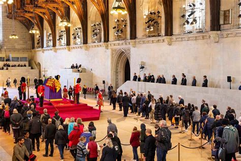 FOTO Warga Inggris Berikan Penghormatan Terakhir Untuk Ratu Elizabeth II