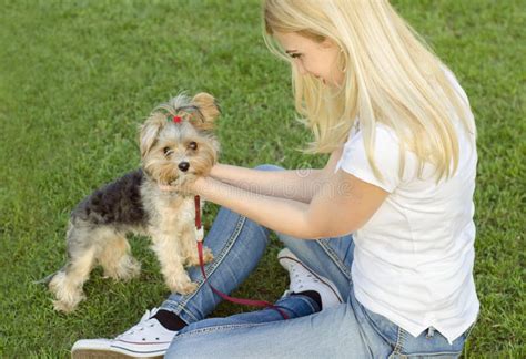 Jeune Femme Blonde Jouant Avec Son Chien Photo Stock Image Du S Ance Pi Ce